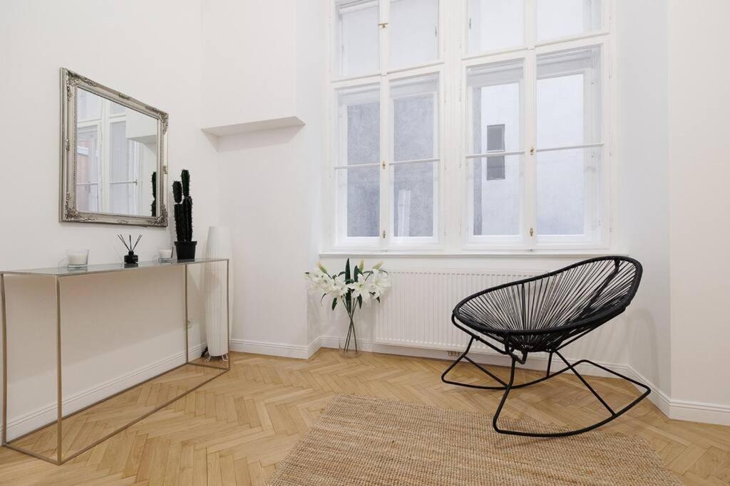 Franz 21 - Typical Viennese Apartment In The Heart Of Vienna Exterior photo